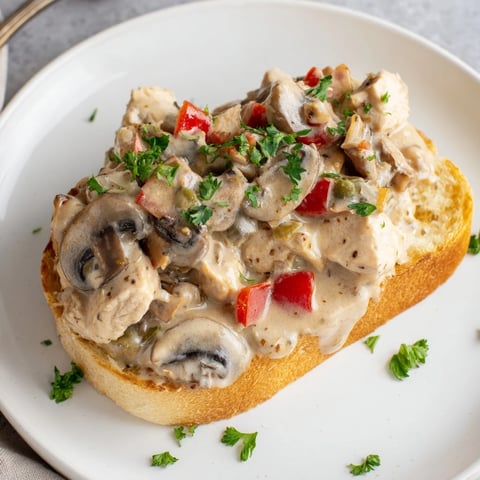 Creamy Chicken à la King over toast, a comforting American classic with tender chicken and veggies.