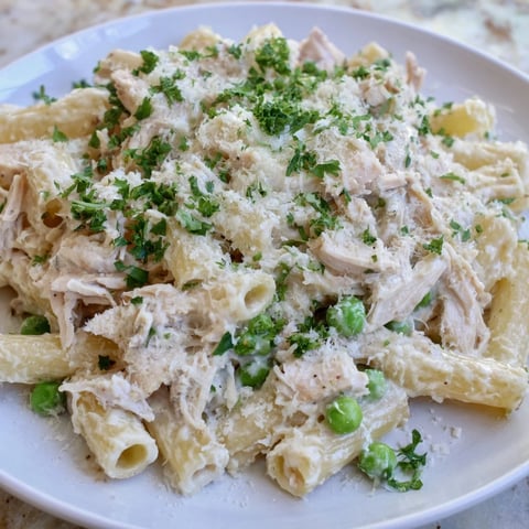 Slow Cooker Chicken Alfredo Pasta Bake: a creamy and comforting pasta casserole with shredded chicken.